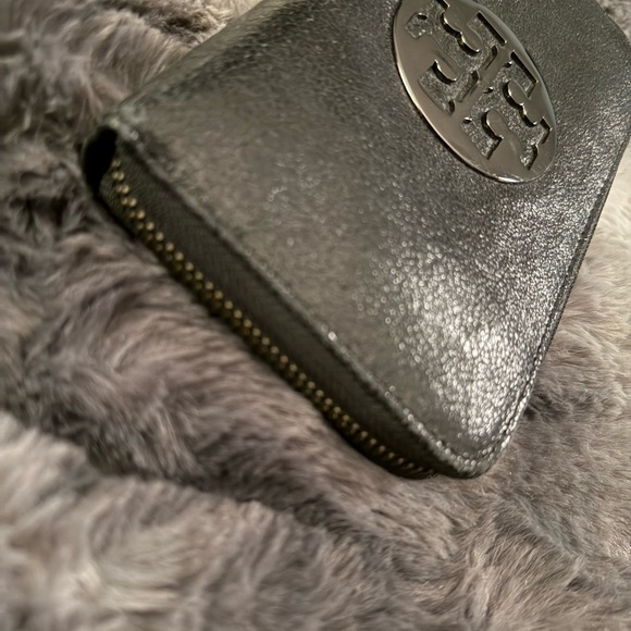 Tory Burch Shiny Black Zip-Around Wallet - Picture 4 of 8